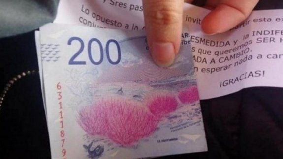 Regaló billetes $200 en el tren junto a un mensaje