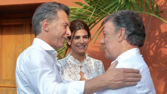 El presidente argentino saluda a su par colombiano, Juan Manuel Santos.