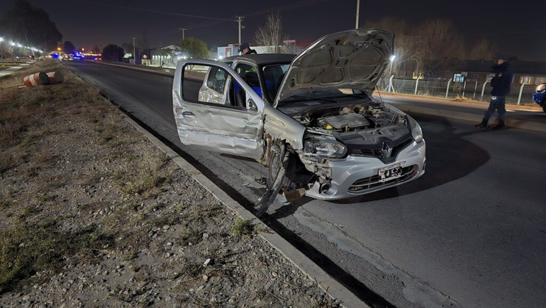 El joven que viajaba como acompañante en el Renault Clío fue trasladado al Hospital Natalio Burn por sufrir algunos golpes. El joven que viajaba como acompañante en el Renault Clío fue trasladado al Hospital Natalio Burn por sufrir algunos golpes.