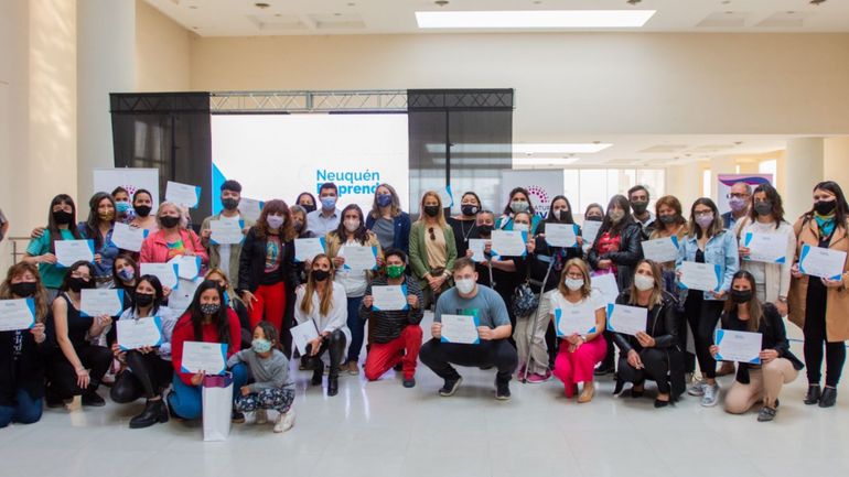 Entregaron certificados y tablets a más de 200 emprendedores neuquinos