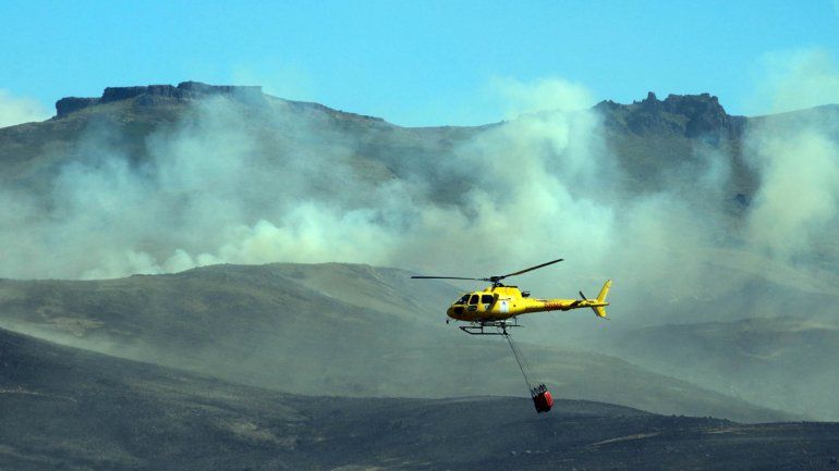 Las aeronaves no daban abasto para arrojar agua suficiente como para contener las llamas. El fuego ya afectó a unas 1500 hectáreas de vegetación nativa y pastos secos.