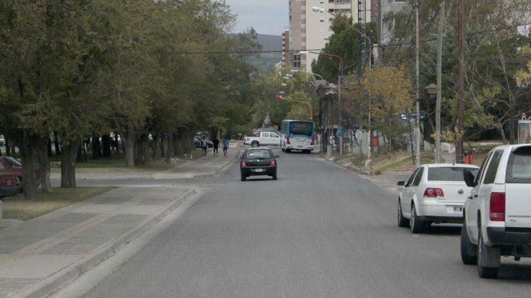 Zigzageaba con su auto por la avenida y lo paró la Policía: quedó detenido por droga