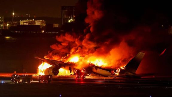 Un avión de la se incendió en una pista del aeropuerto internacional de Tokio Haneda, Japón. El accidente se habría producido por un posible choque con otra aeronave. Foto: Google.