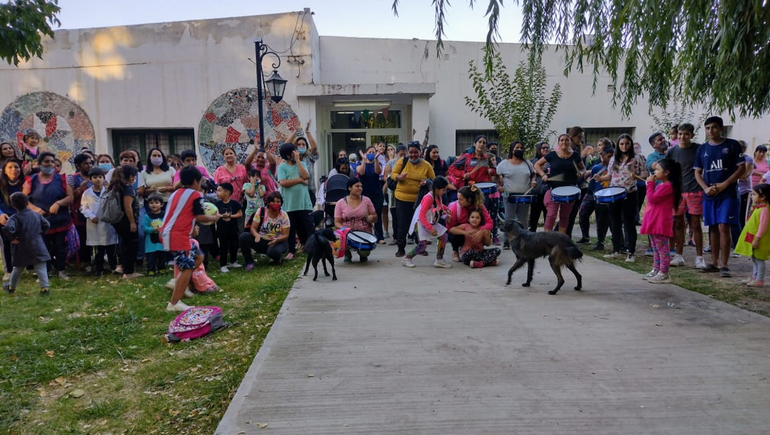 Con un abrazo simbólico reclamaron mejoras para la Escuela 105
