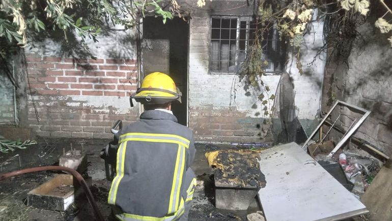 El incendio ocasionó daños en una vivienda de Centenario / Foto Gentileza