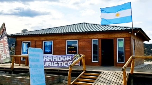 El parador turístico terminó hecho cenizas tras el incendio.&nbsp;