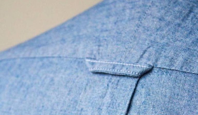 No es decorativo: para qué sirve el aro en la parte de atrás de las camisas