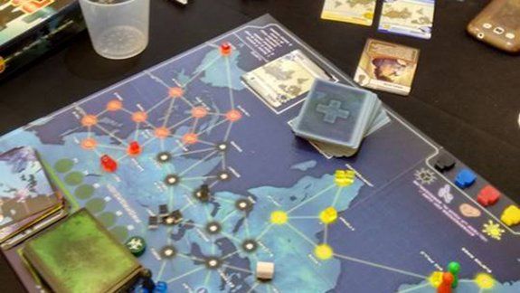 Tableros, dados, cartas y fichas siguen reuniendo a jugadores que disfrutan el encuentro cara a cara alrededor de una mesa. En Neuquén, una pareja creadora de juegos de mesa impulsa esta iniciativa.