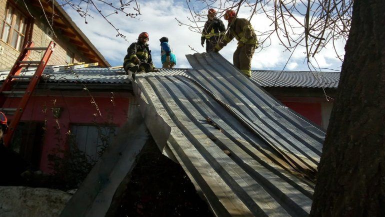 El viento sorprendió a Junín y voló al menos tres techos de casas