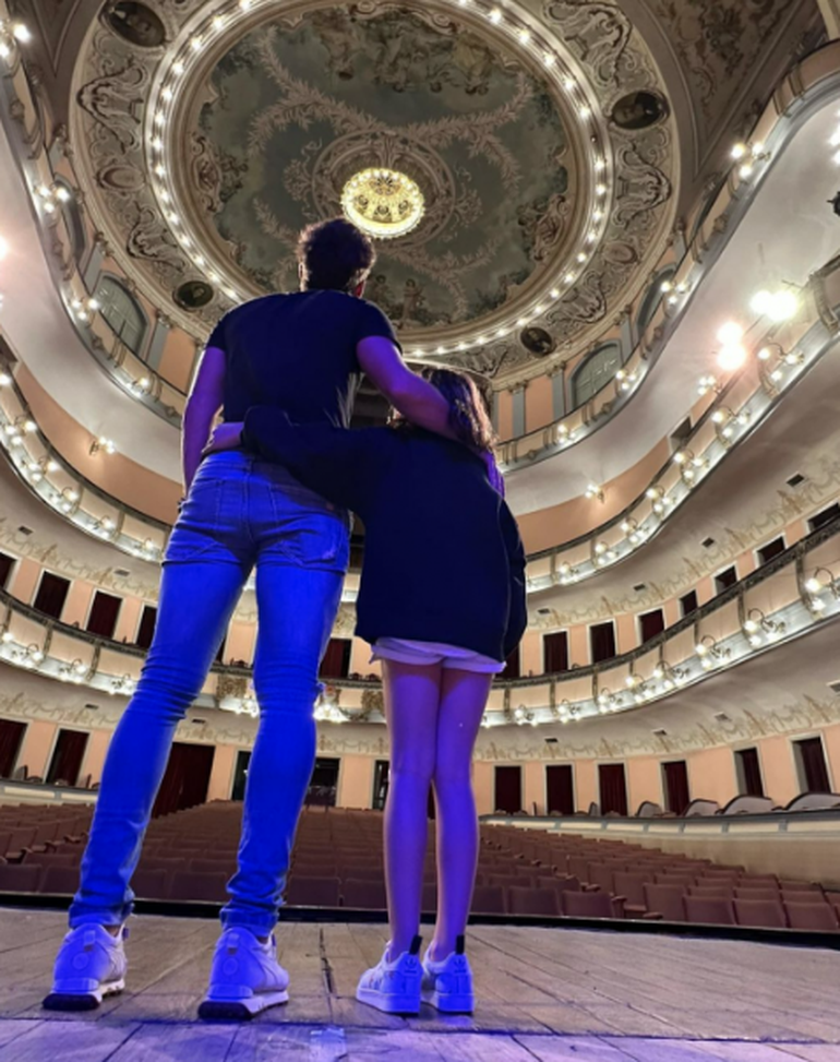 El emotivo momento del reencuentro de Nico Cabré y su hija Rufina en México.