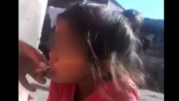 Indignación por una madre que obliga a su hija a fumar marihuana