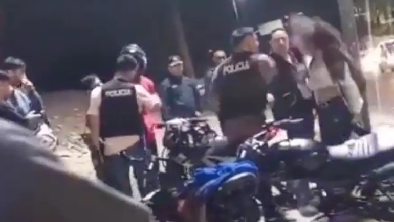 Video: un policía le pegó una cachetada a una joven en un control de tránsito