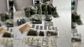 La División Antinarcóticos logró sacar de circulación más de 24 kilos de cogollos de marihuana. | LM Neuquen La División Antinarcóticos logró sacar de circulación más de 24 kilos de cogollos de marihuana.