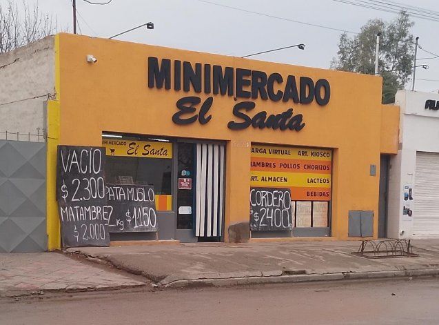 Se enojó por el precio del pollo y agarró a palazos al almacenero