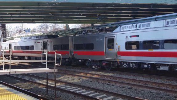 Video impactante: salvó a un abuelo de ser arrollado por el tren