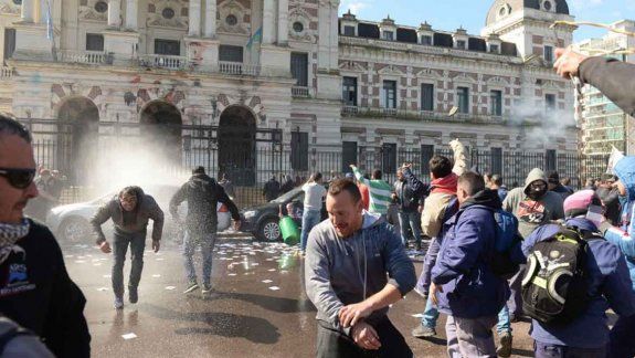 Una protesta sindical terminó con piedras, balas de goma y heridos.