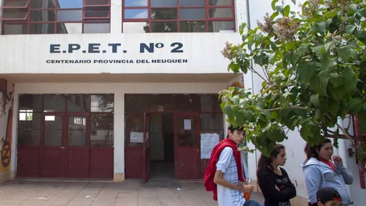 Centenario: tras el reclamo, apartaron nuevamente al director de la EPET 2 acusado por violencia de género | LM Neuquen Centenario: tras el reclamo, apartaron nuevamente al director de la EPET 2 acusado por violencia de género