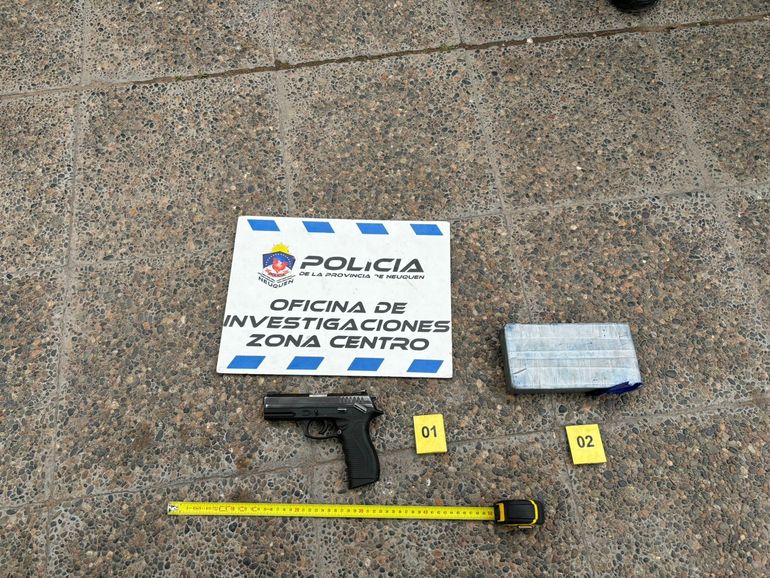 El arma es una pistola 9 milímetros y al lado está el primer ladrillo encontrado. El arma es una pistola 9 milímetros y al lado está el primer ladrillo encontrado.