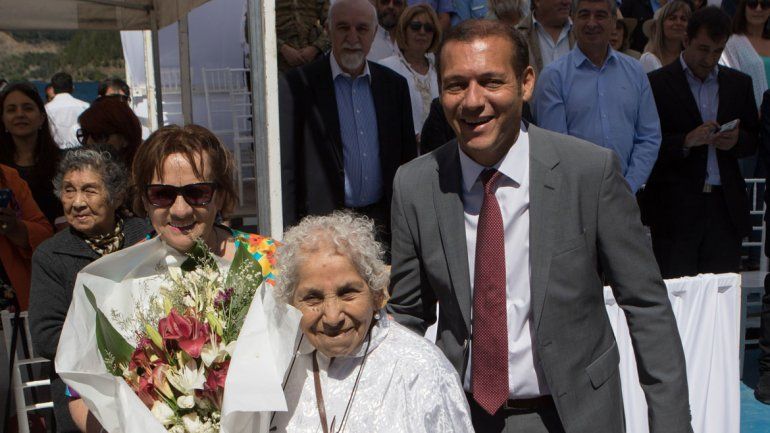 El gobernador entregó a la intendenta material deportivo