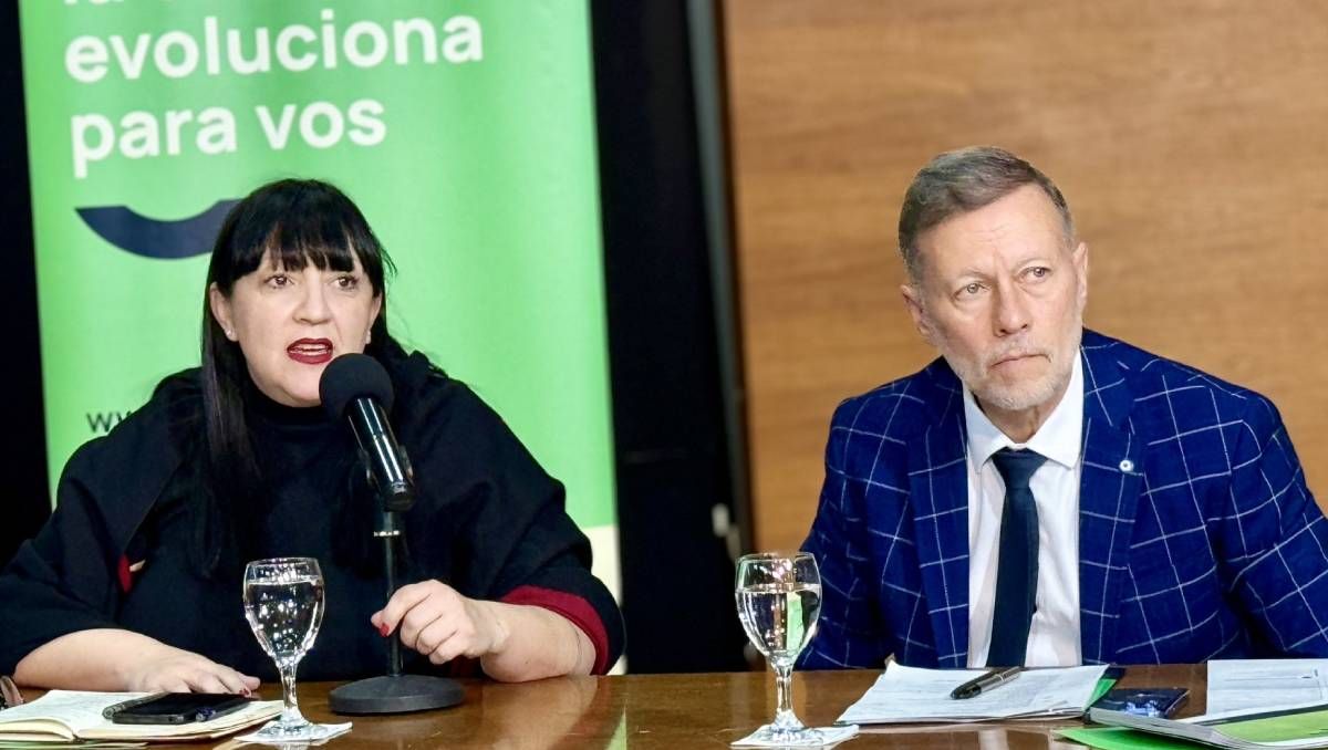 La ministra de Educación, Soledad Martínez, junto al titular de Infraestructura, dieron una conferencia de prensa este lunes