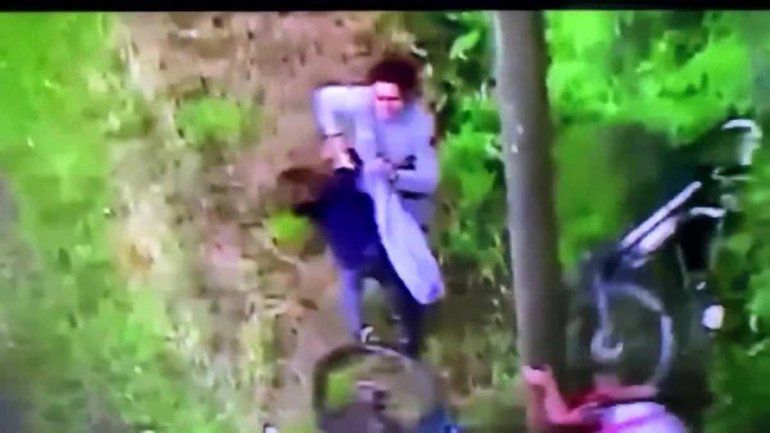 Mamá heroína salvó de milagro a su hijito en el accidente del Tour de France