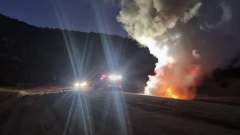 impresionante incendio en moquehue, a la vera de la ruta 11: a una vecina se le prendio fuego el auto impresionante incendio en moquehue, a la vera de la ruta 11: a una vecina se le prendio fuego el auto