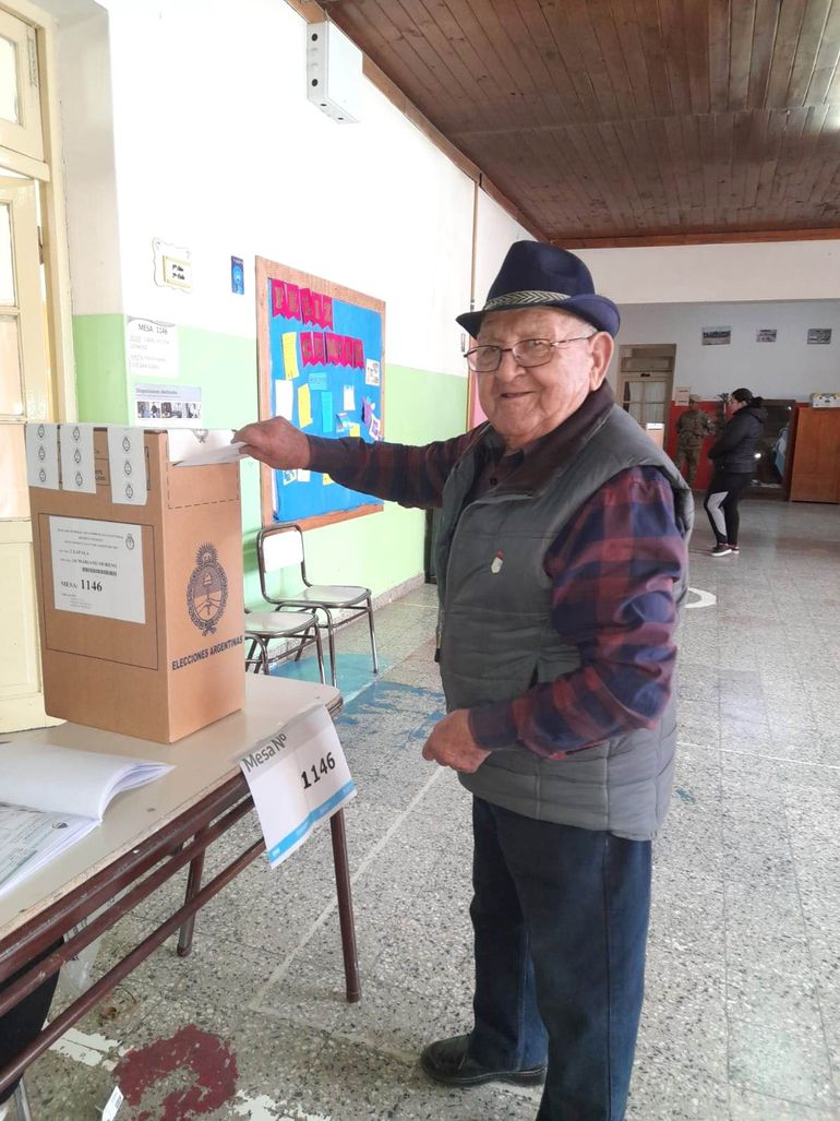 Con 89 años, Don Candia dio el ejemplo y votó en Mariano Moreno