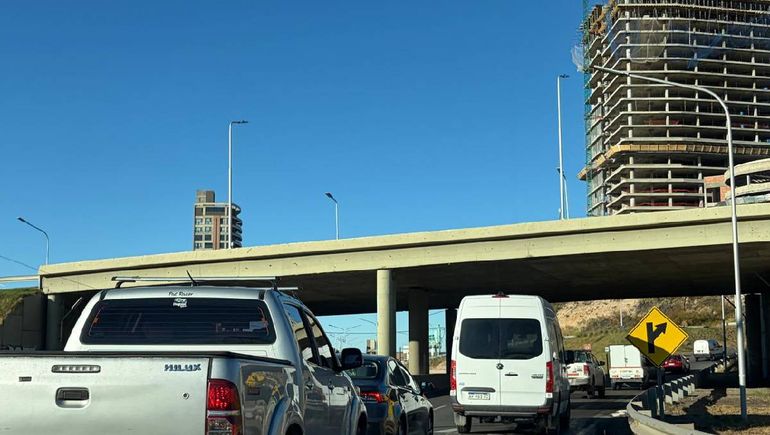Está colapsado el ingreso a Neuquén por el Acceso Norte.