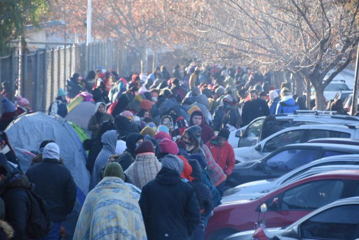 Fila eterna y espera: miles de personas se inscriben para ser auxiliares