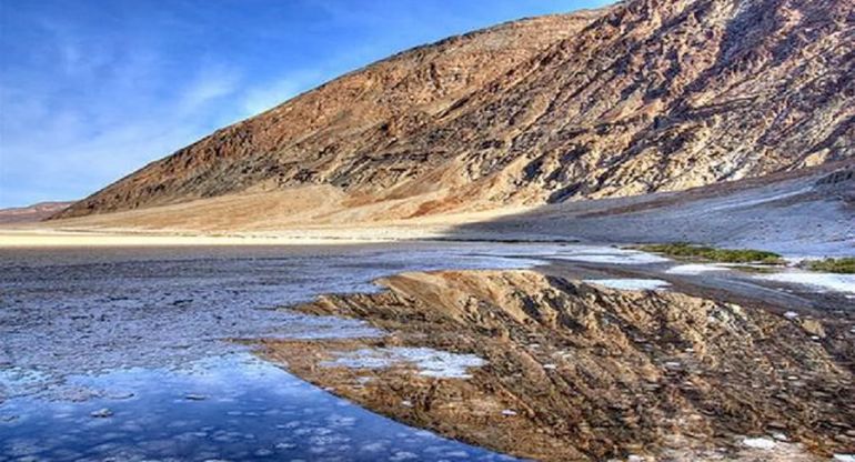 La Laguna del Carbón tiene algo más de 9 kilómetros cuadrados, distribuidos en unos 5 de largo por 2 de ancho. La Laguna del Carbón tiene algo más de 9 kilómetros cuadrados, distribuidos en unos 5 de largo por 2 de ancho.
