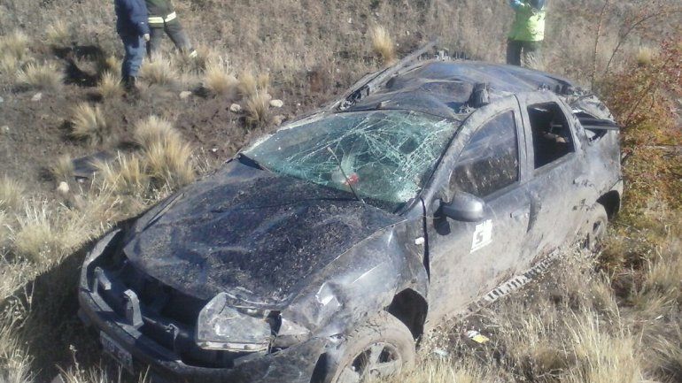 Ruta 23: por el barro en la calzada, perdió el control y volcó