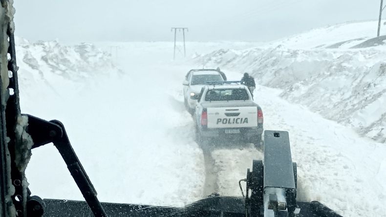Quedaron atrapados por la nieve y el viento en la Ruta 13 y tuvieron que ser rescatados.