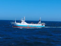 El barco extranjero que navegaba frente a las costas de Chubut a menos de 4 nudos, indicio de que podía estar haciendo pesca por arrastre. El barco extranjero que navegaba frente a las costas de Chubut a menos de 4 nudos, indicio de que podía estar haciendo pesca por arrastre.