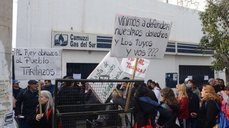 Un grupo de manifestantes protestó en las oficinas de Camuzzi