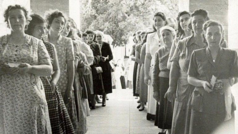 Las mujeres hacen la fila para emitir su voto.
