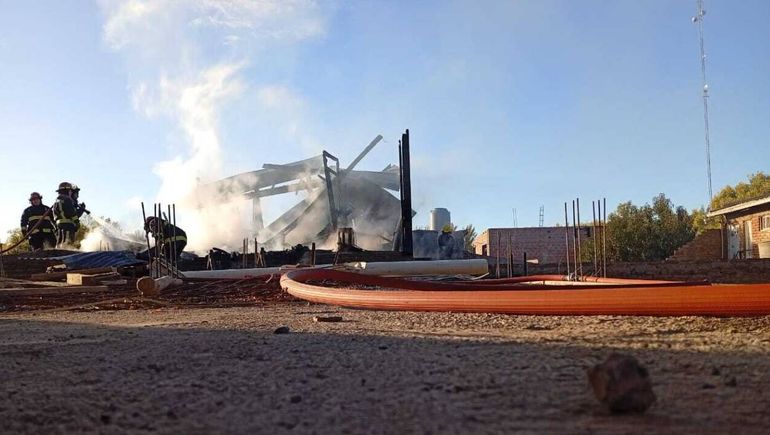 Dos niñas evacuadas por un incendio en una casa de San Patricio del Chañar