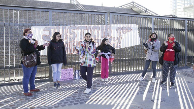 Familiares de María José Villalón Escudero, víctima de femicidio, se movilizaron hasta la fiscalía para reclamar justicia.