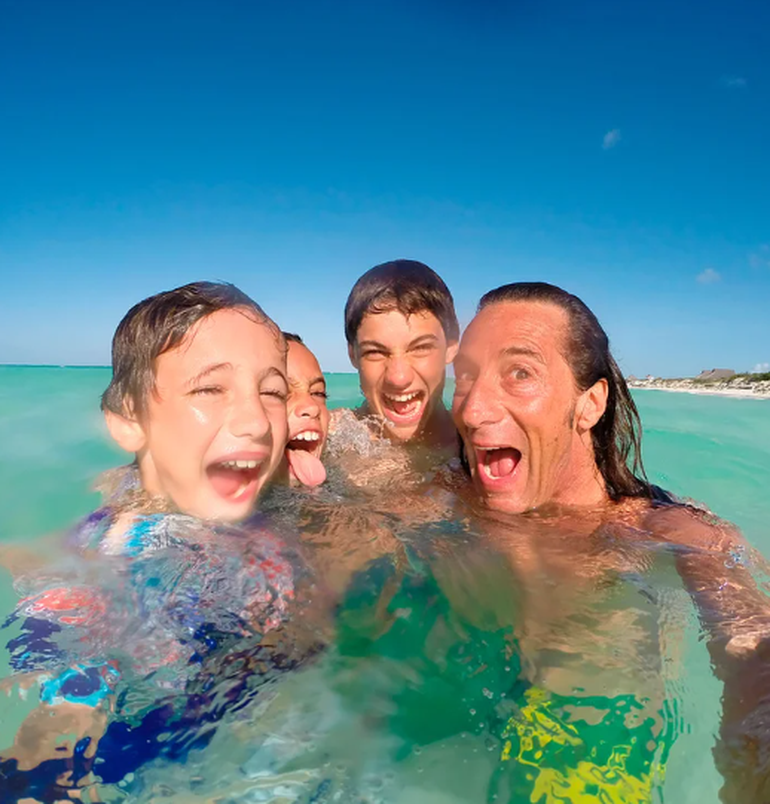 Eugenio con sus tres hijos, Simón, Tomás y Milo.