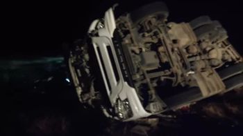 Cuatro muertos en un choque entre un camión y un ómnibus en Santa Cruz. Cuatro muertos en un choque entre un camión y un ómnibus en Santa Cruz.