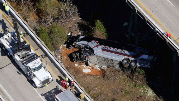 La persona que falleció fue el chofer del micro. Todavía no está claro en qué circunstancias se produjo este accidente que pudo ser una gran tragedia.