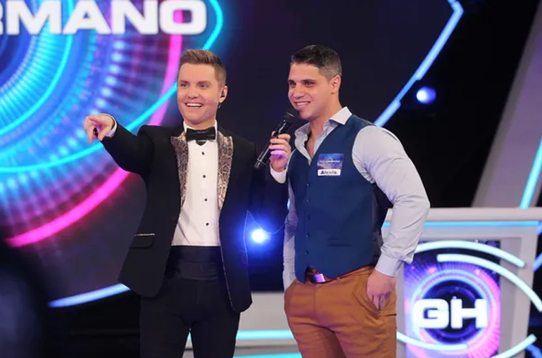 Alexis con Santiago del Moro antes de entrar a la casa de Gran Hermano.