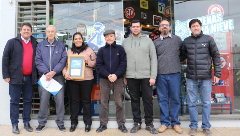 La Municipalidad otorgó un reconocimiento a histórico comercio del Bajo