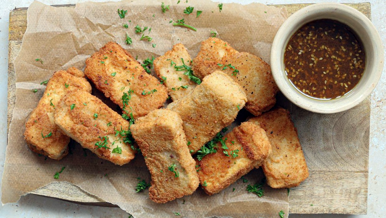 Nuggets de tofu: la receta alternativa a quienes se cansaron de la carne o han decidido incorporar otros alimentos a su dieta.