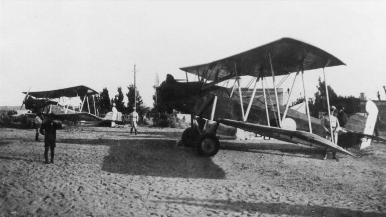 &nbsp;Los aviones Curtiss 51 llegaron a la ciudad a principios de 1933. Hubo  que realizar varias obras civiles y organizar una colecta entre los  comercios para construir un hangar.