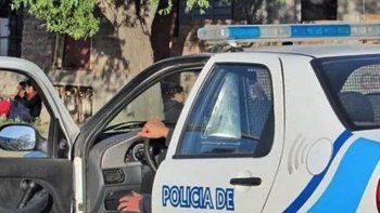 Efectivos de la Comisaría 4ta intervinieron en el violento asalto, del que fue víctima un matrimonio mayor, conocidos comerciantes de Cipolletti. Efectivos de la Comisaría 4ta intervinieron en el violento asalto, del que fue víctima un matrimonio mayor, conocidos comerciantes de Cipolletti.