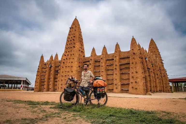 Fotógrafo argentino que recorría el mundo en bicicleta murió atropellado en Nigeria