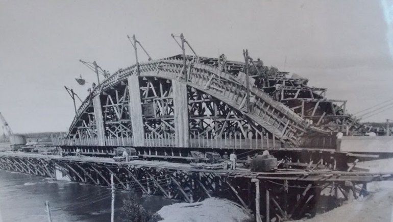 Encofrado de la construcción del puente carretero.