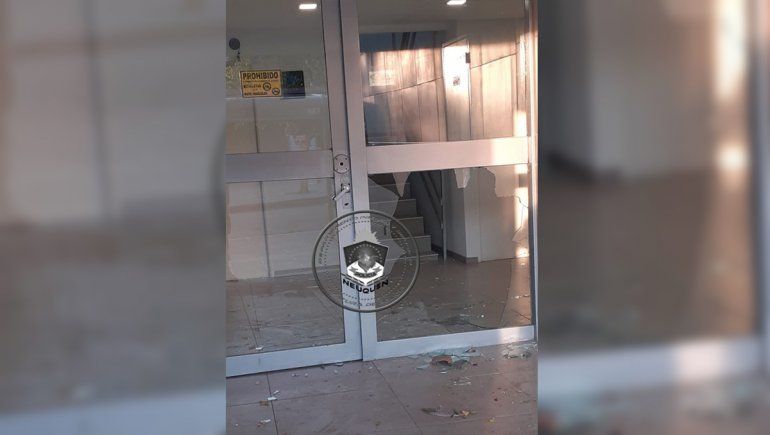 Vándalos rompieron las vidrieras de un comercio y fueron atrapados