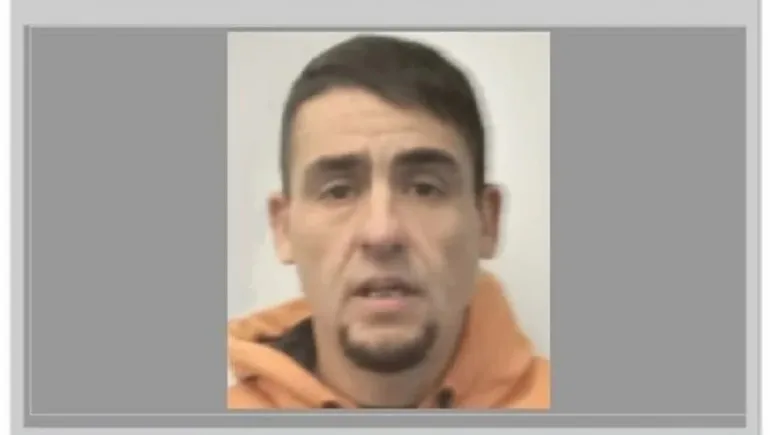 Sandro Sueldo apareció envuelto en una frazada en un descampado de la comarca petrolera. Tenía dos tiros. Sandro Sueldo apareció envuelto en una frazada en un descampado de la comarca petrolera. Tenía dos tiros.