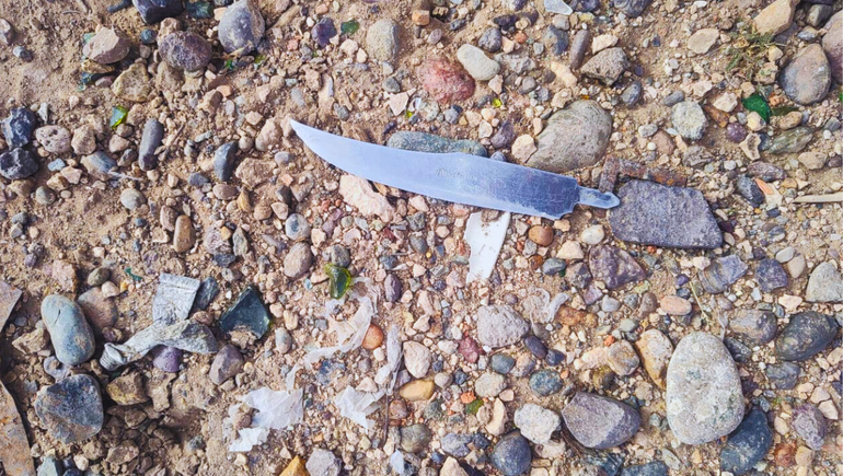 Al momento de ser reducido los policías advirtieron que el violento tenía una especie de cuchillo. Al momento de ser reducido los policías advirtieron que el violento tenía una especie de cuchillo.